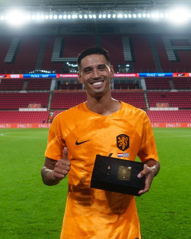 乐鱼体育官方网站-米兰中场新援拒绝巴萨 赖因德斯：我不是防守中场