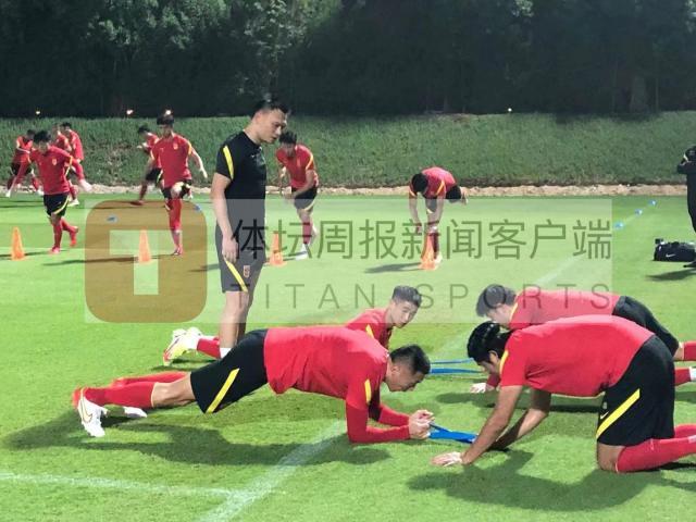 乐鱼体育官方网站-国足多哈首练全员到位 两大伤员单练恢复李磊回归