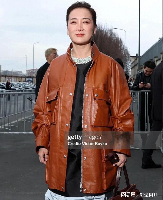 乐鱼体育官方网站-贾玲巴黎周“一脸男相”！不爱笑也没梨涡眼神犀利，梳大背头好酷